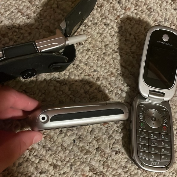 *OFFERS WELCOME*Bundle of 3 Motorola phones - Picture 3 of 4